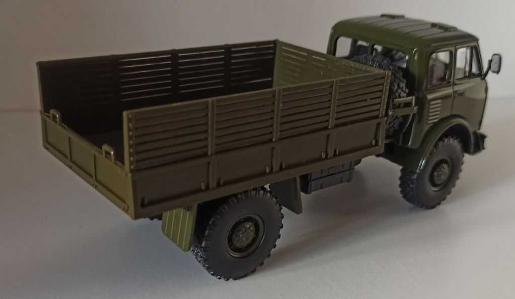 Macheta MAZ 505 1963 camion "verde militar" - MCG 1/43