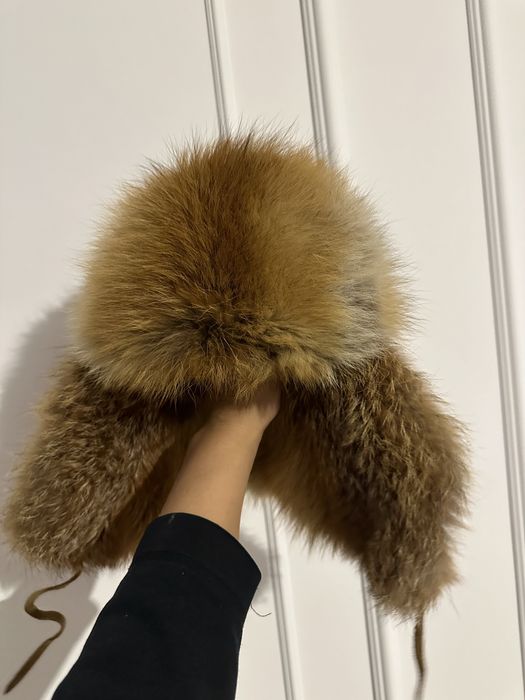 Caciula din blana naturala de vulpe cu detalii din piele intoarsa
