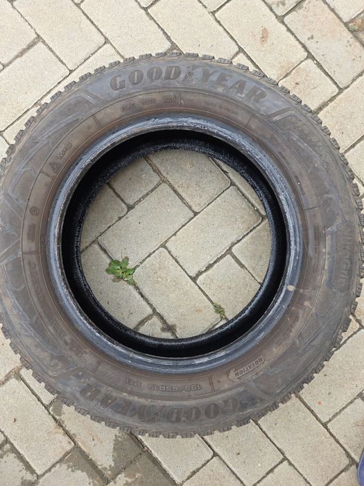 Vând anvelope iarna Goodyear 195/65 R15