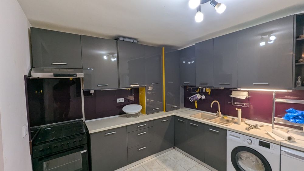 Mobilă bucătărie, cu blat pe colț, 300x250 cm