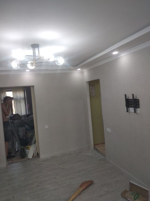 Укладка плитки керамогранита и малярные работы