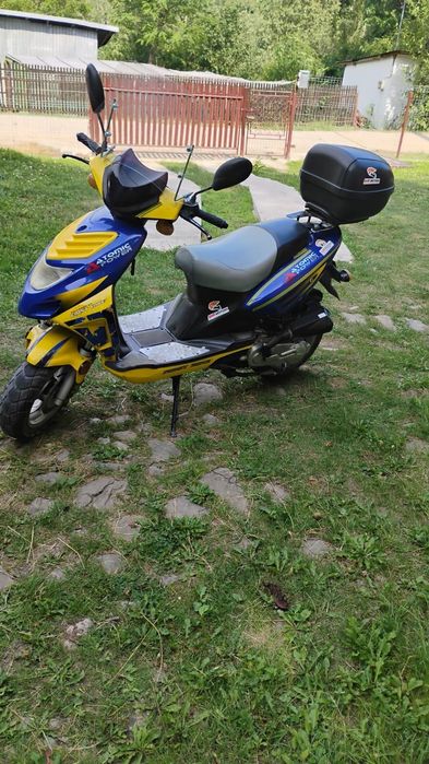 Vând scuter pornește la buton