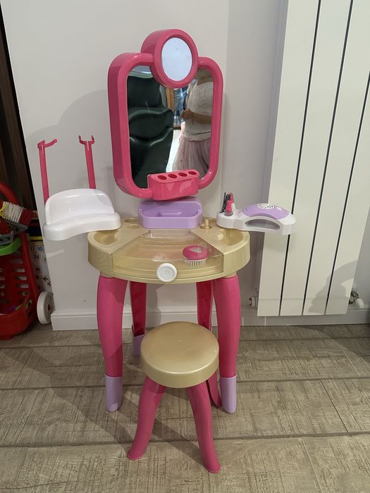 Jucarie Set masuta machiaj/infrunusetare Barbie