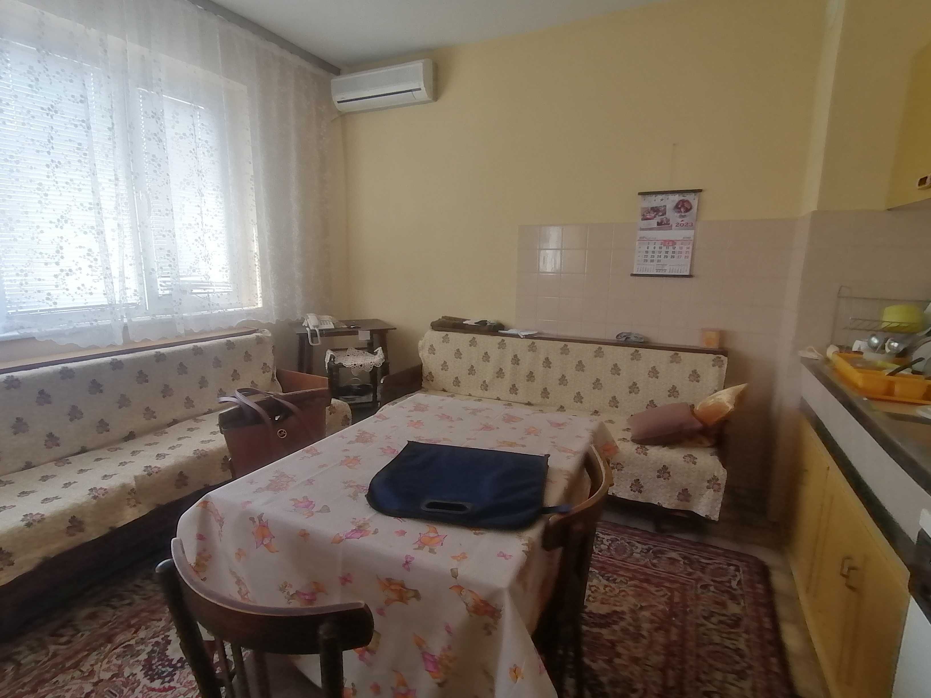 Тристаен южен  свободен апартамент Левски -Майчин дом-Касабова