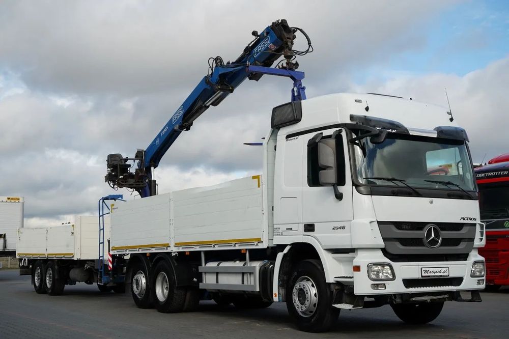 Mercedes-Benz / ACTROS 2548 / 6x2 / Combinație platformă rabatabilă - 6,5 m / Axă liftantă / + HDS FASSI / Rază de acțiune: 10,85 m / FIFTH FIFTH FIRST REAR / ROTATOR / FURCĂ PENTRU PALEȚI / Remorcă 6,5 m / SAF /