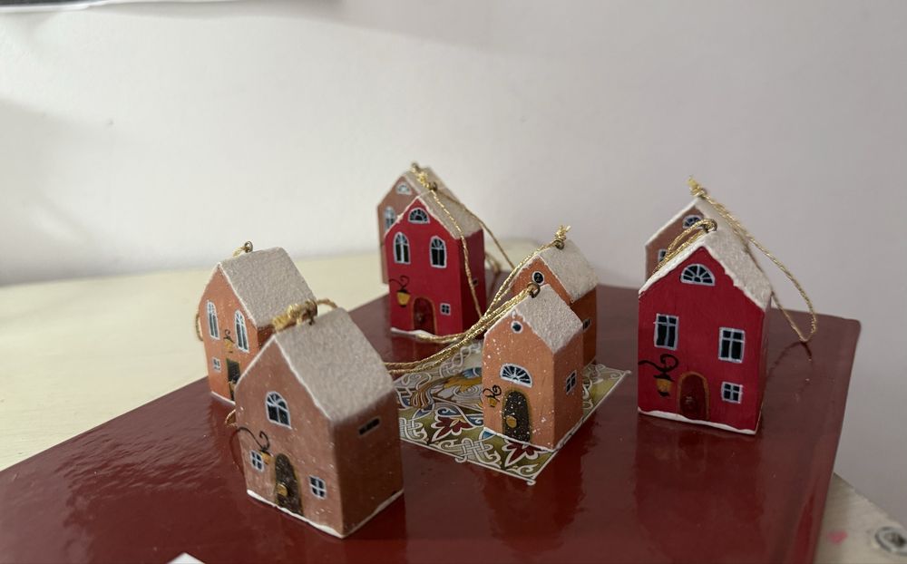 Коледна декорация къщички и жълъди