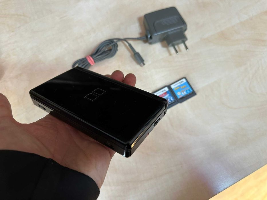 nintendo ds lite de colectie arta fina model mai vechi dar foarte bun
