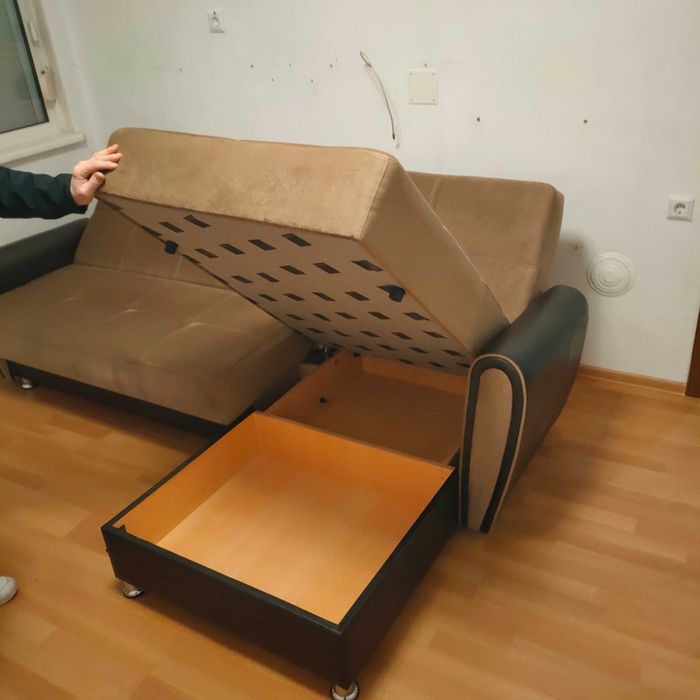 Разтегателен диван с лежанка
