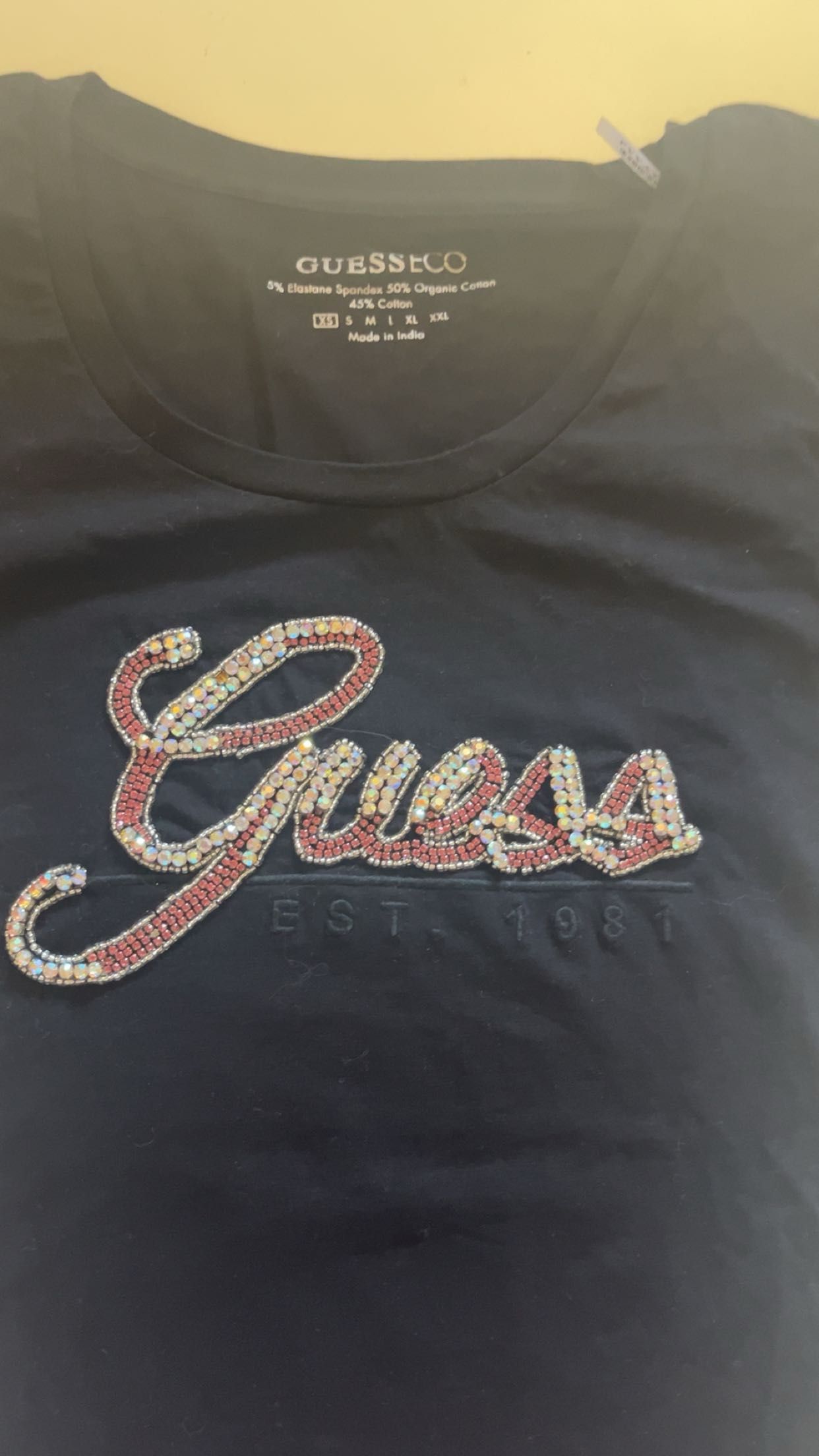 Черна тениска с камъчета на Guess