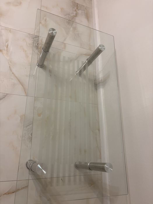Masă de sticlă.