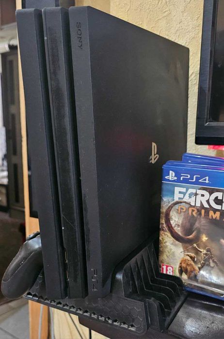 Продается игровая  приставка PS 4 PRO       1 trb