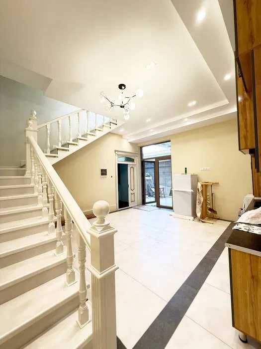 Uchtepa Letiraturniyda 2 etajli 1.5 sotok kottej hovli