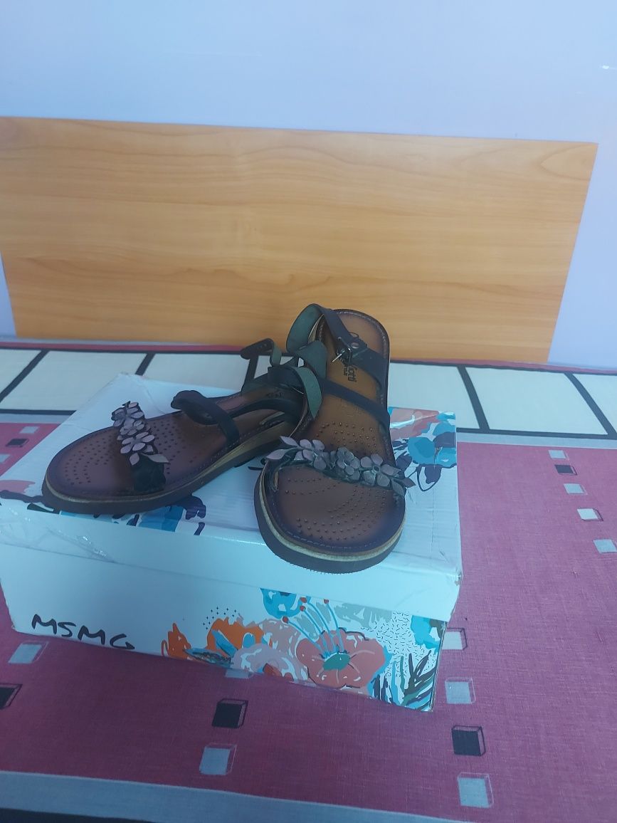 Vând Sandale Piele  Naturala Mărimea 37  Italia I