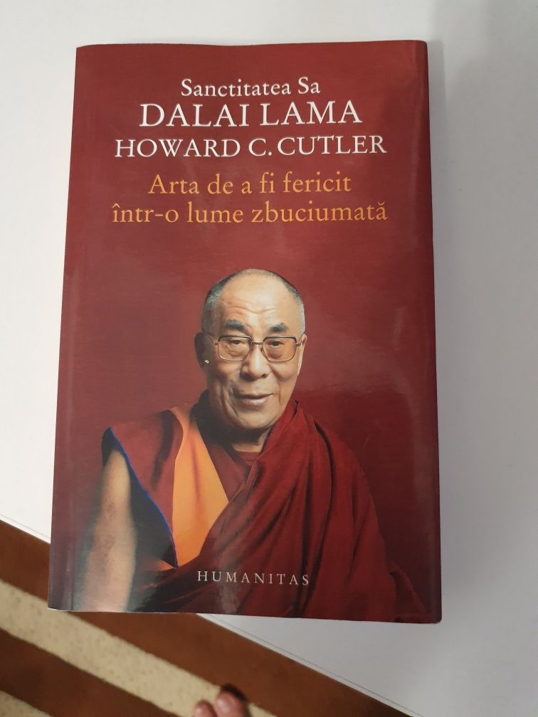 Vand cartea Arta de a fi fericit într-o lume zbuciumata de Dalai Lama