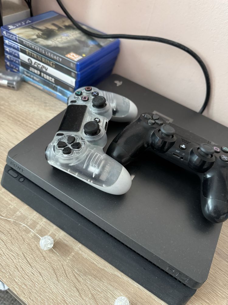 Playstation 4 500GB + 2 Джойстика и 4 игри на диск