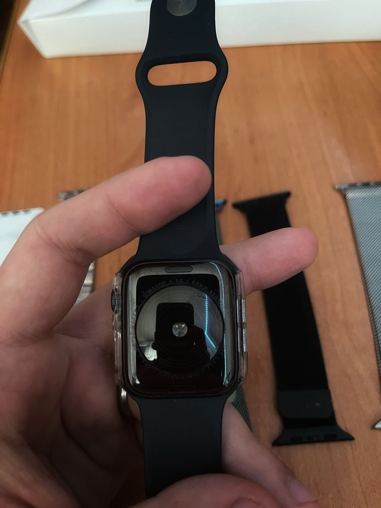 Apple Watch SE 44mm Midnight (+5 ремешков и защитное стекло)