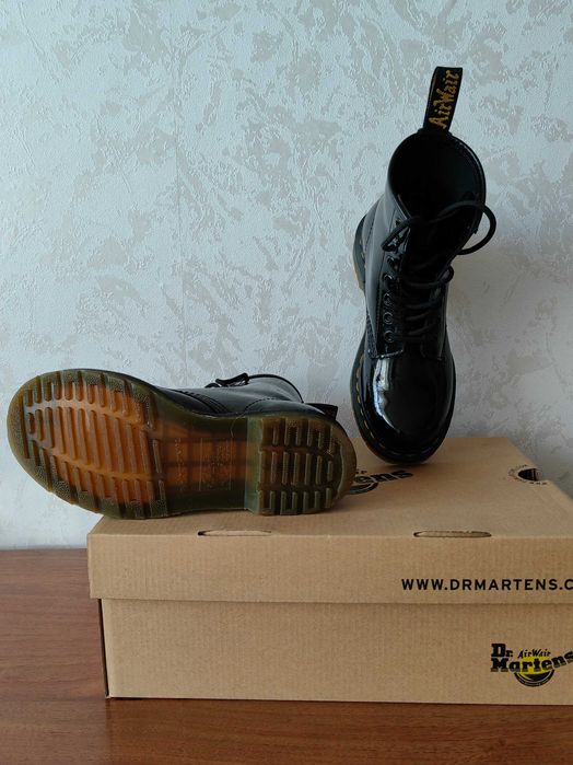 Дамски лачени кубинки Dr. Martens