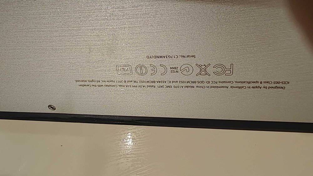 Продам MacBook air 13. С мышкой в комплекте