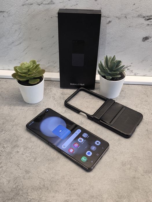 Samsung Galaxy Z Flip 5 ~ 256GB ~ Full box
