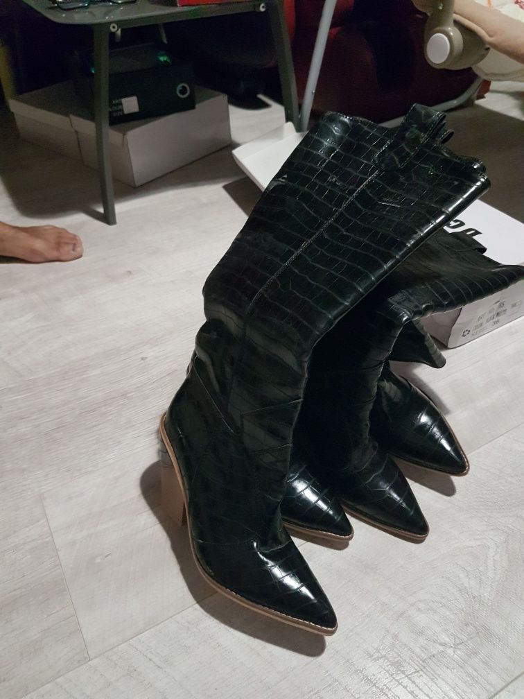 Vand incaltaminte la pret foarte mic