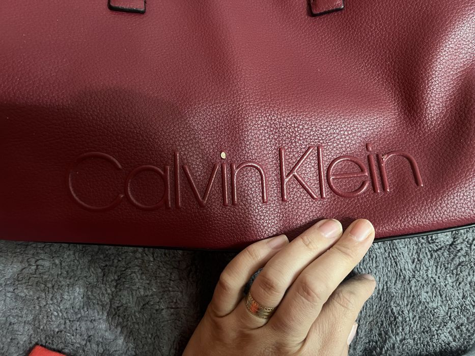 Geanta dama originala calvin klein are um mic defect am pus poza