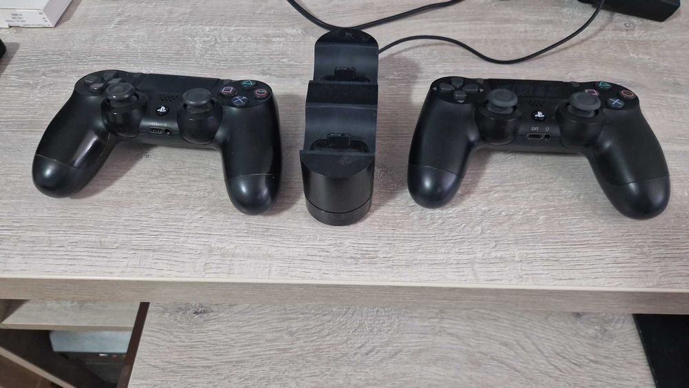 PS4 Slim + 2 Controllere + statie de incarcare