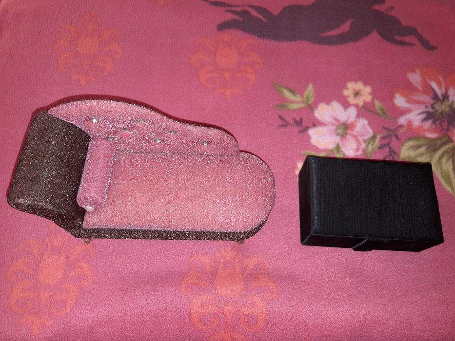 Продавам НОВИ КУТИИ за БИЖУТА, 2 броя, без следи от употреба