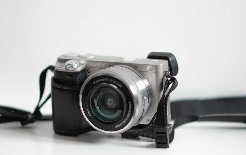 Vand/Schimb SONY a6000 kit + obiectiv + toc elegant de piele! WiFi NFC