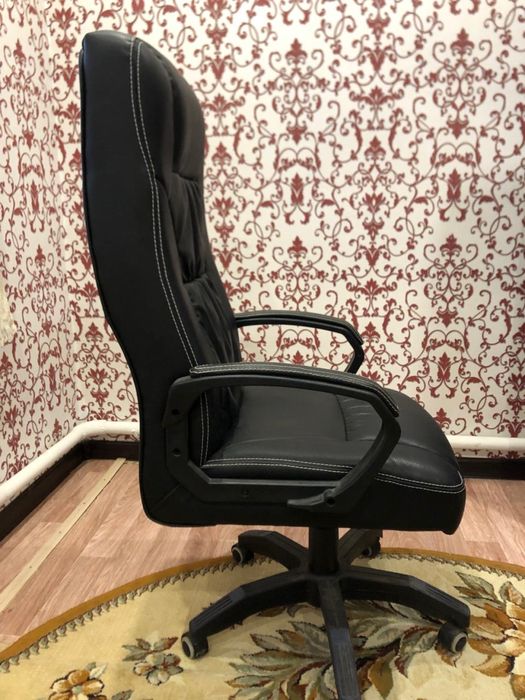 Два офисных кресла кожаные в идевльном состоянии
