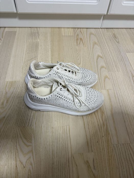 Adidasi guess de dama