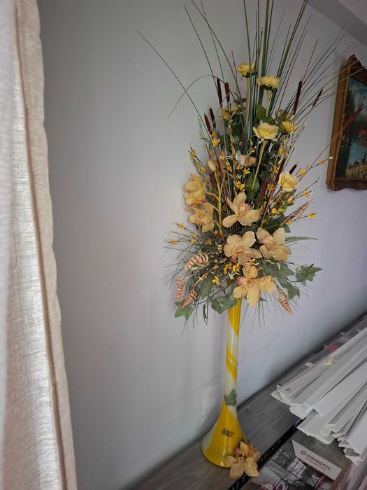De vanzare o vaza mare de sticla cu un aranjament floral deosebit