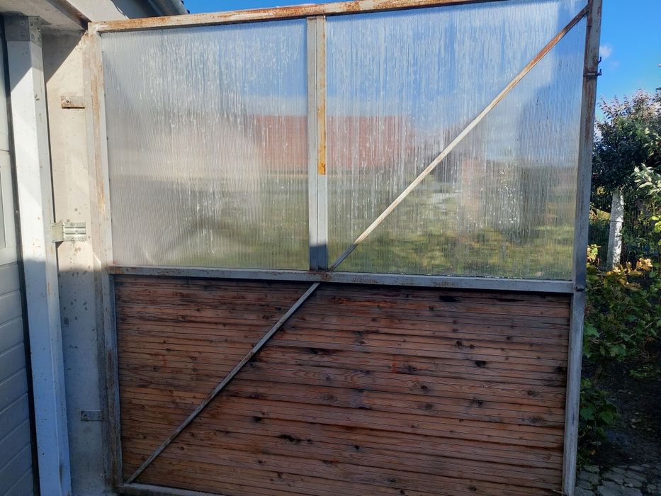 Poartă pentru magazie