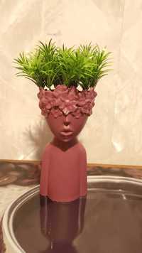 Декоративна вазичка - момиче с цветя