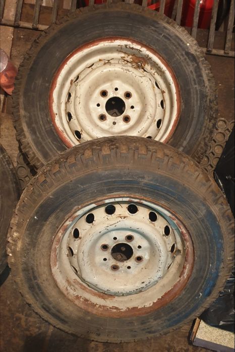 2 Roți Pirelli de iarnă R13, cu cuie M+S