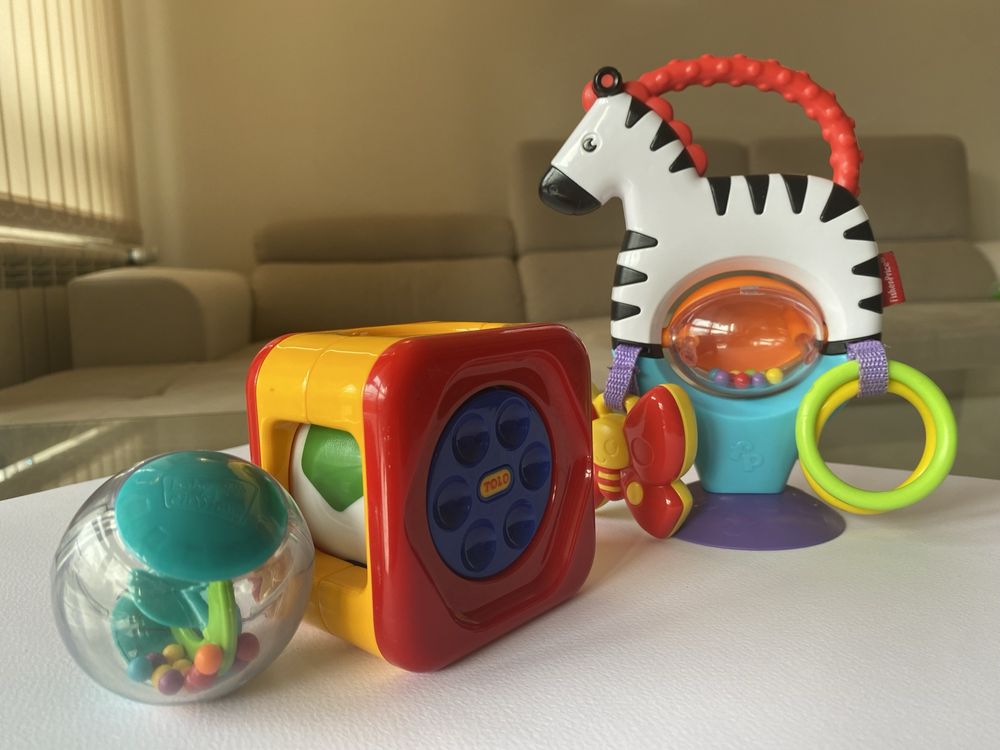 Комплект три занимателни играчки за бебето по време на хранене