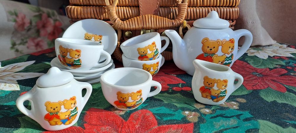 Порцеланов кукленски сервиз