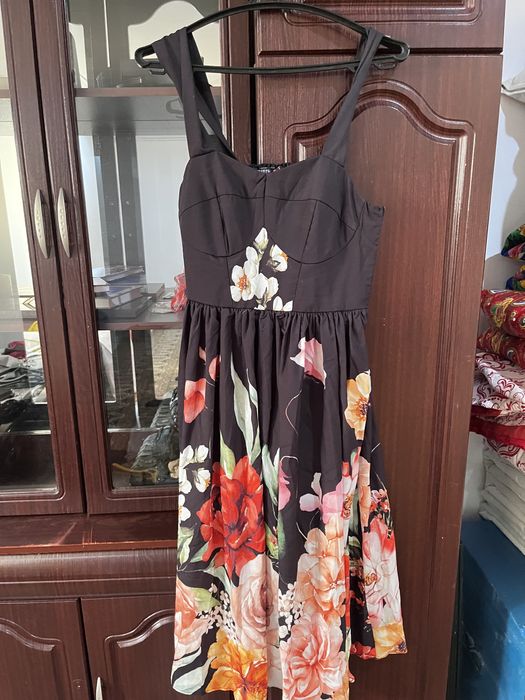 новое платье черного цвета с узорами