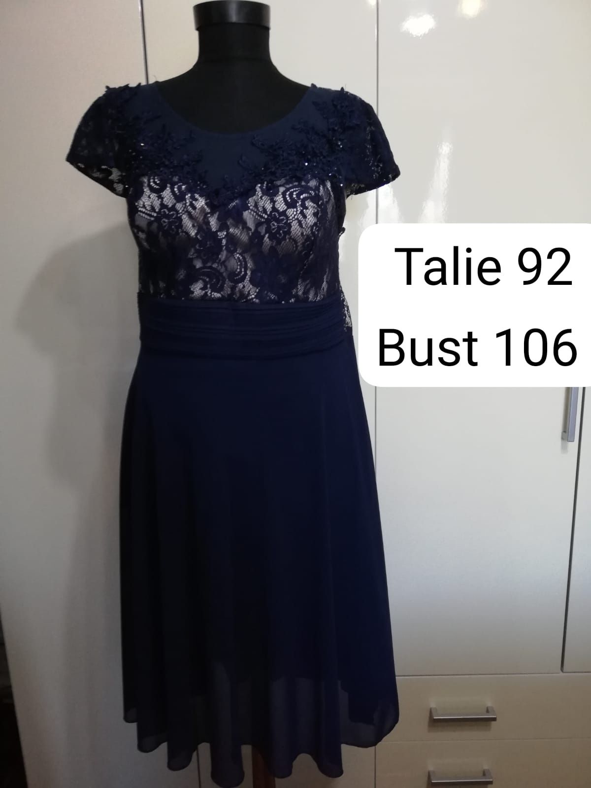 Rochie de gală din mătase și dantelă.