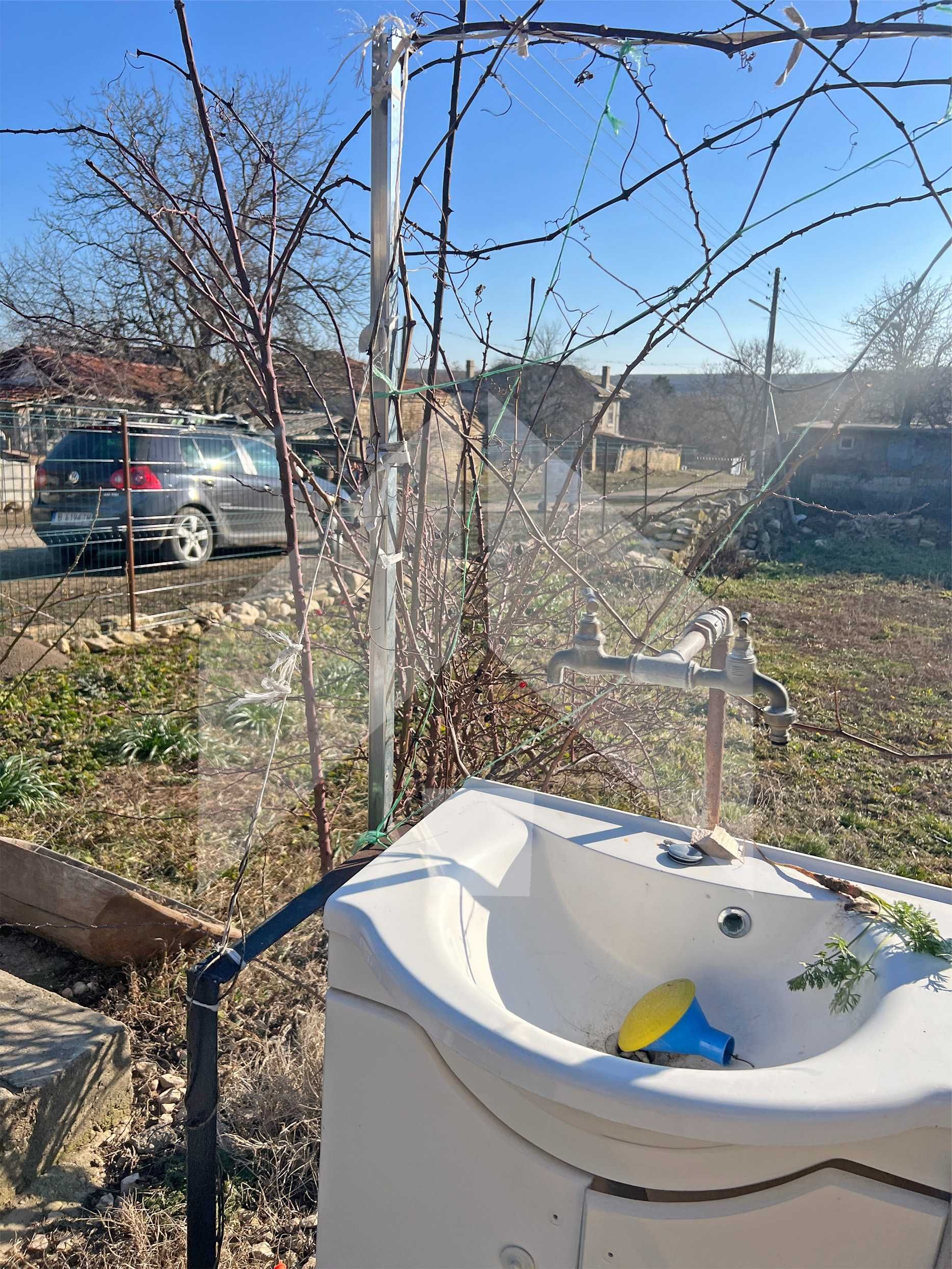 ПРОДАВА двуетажна, тухлена вила в ЕКО село Тръница (общ. Нови пазар).