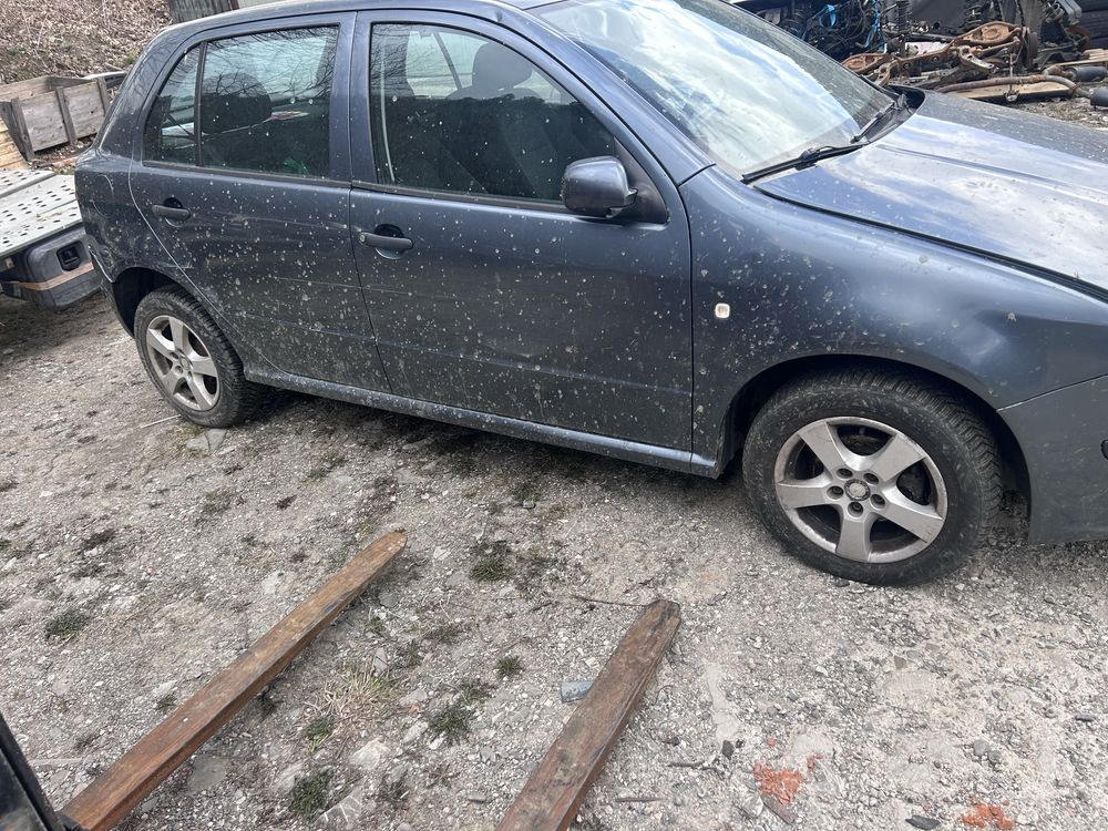 Dezmembrez skoda fabia 1.2 jante motor cutie scaune