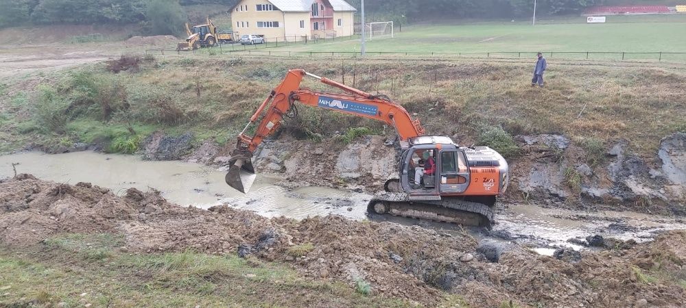 Excavator pentru decolmatări rauri, terasamente rutiere, demolări, etc