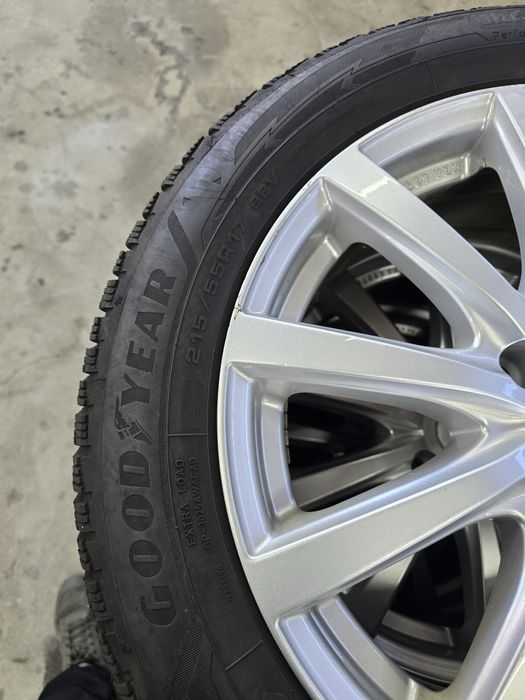 2 Броя 215/55/17 Goodyear 7mm 24dot
