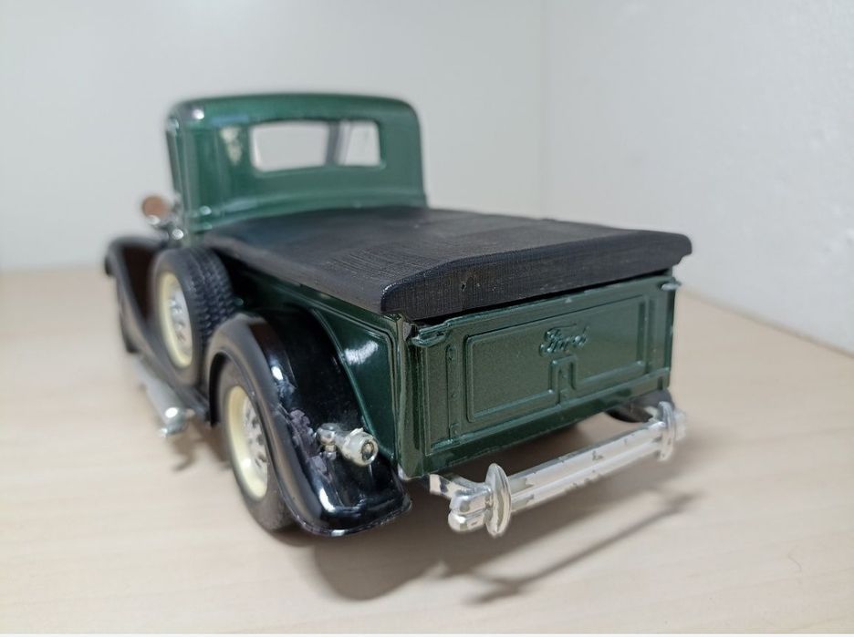 Ford V8 
Scara 1:19
solido 

Pozele reflectă realitatea. Se vinde exac