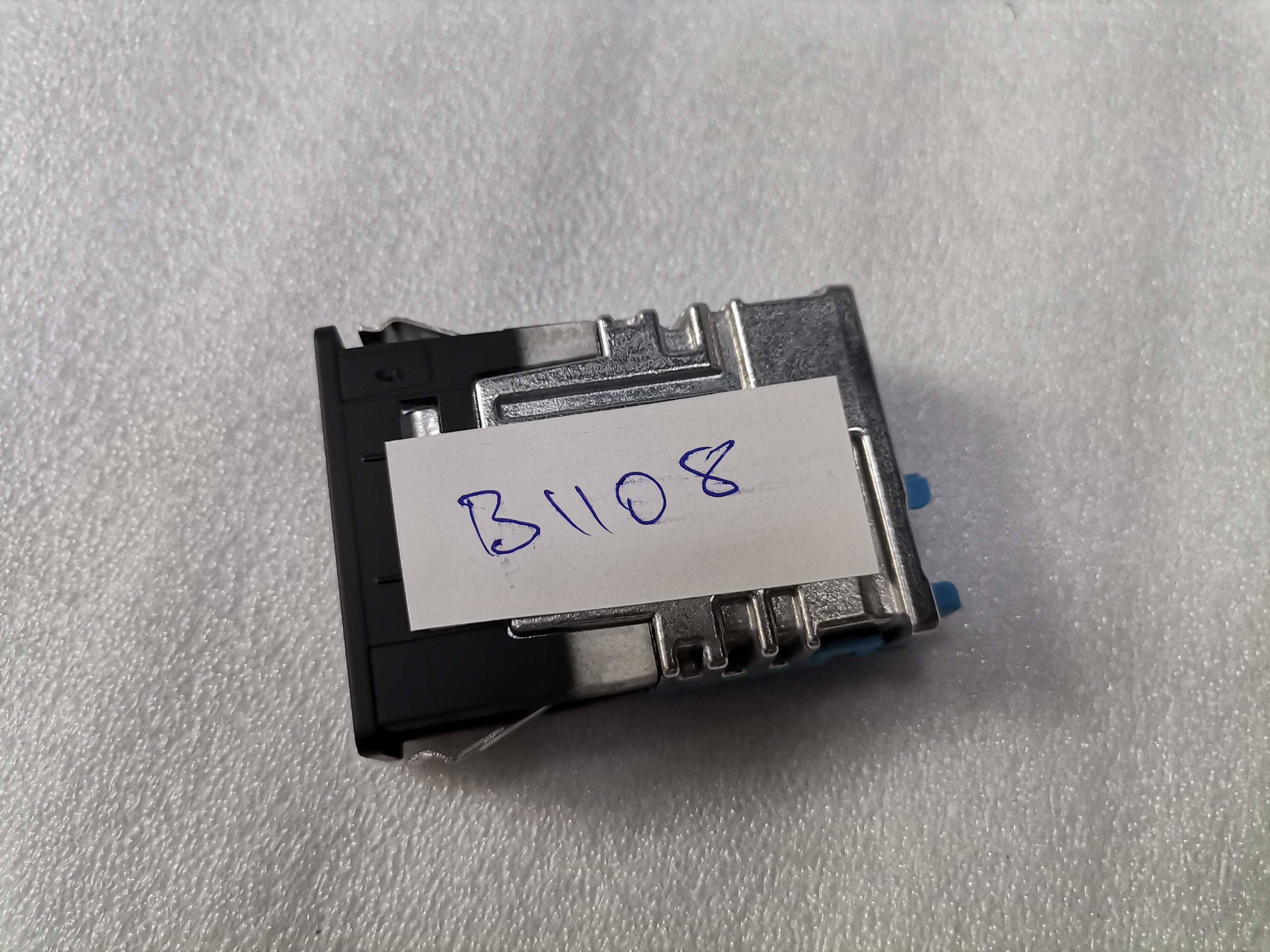 8711940 USB Букса конзола BMW F40 G11 G14 I01 G20 G05 G06 G22 G01 G30