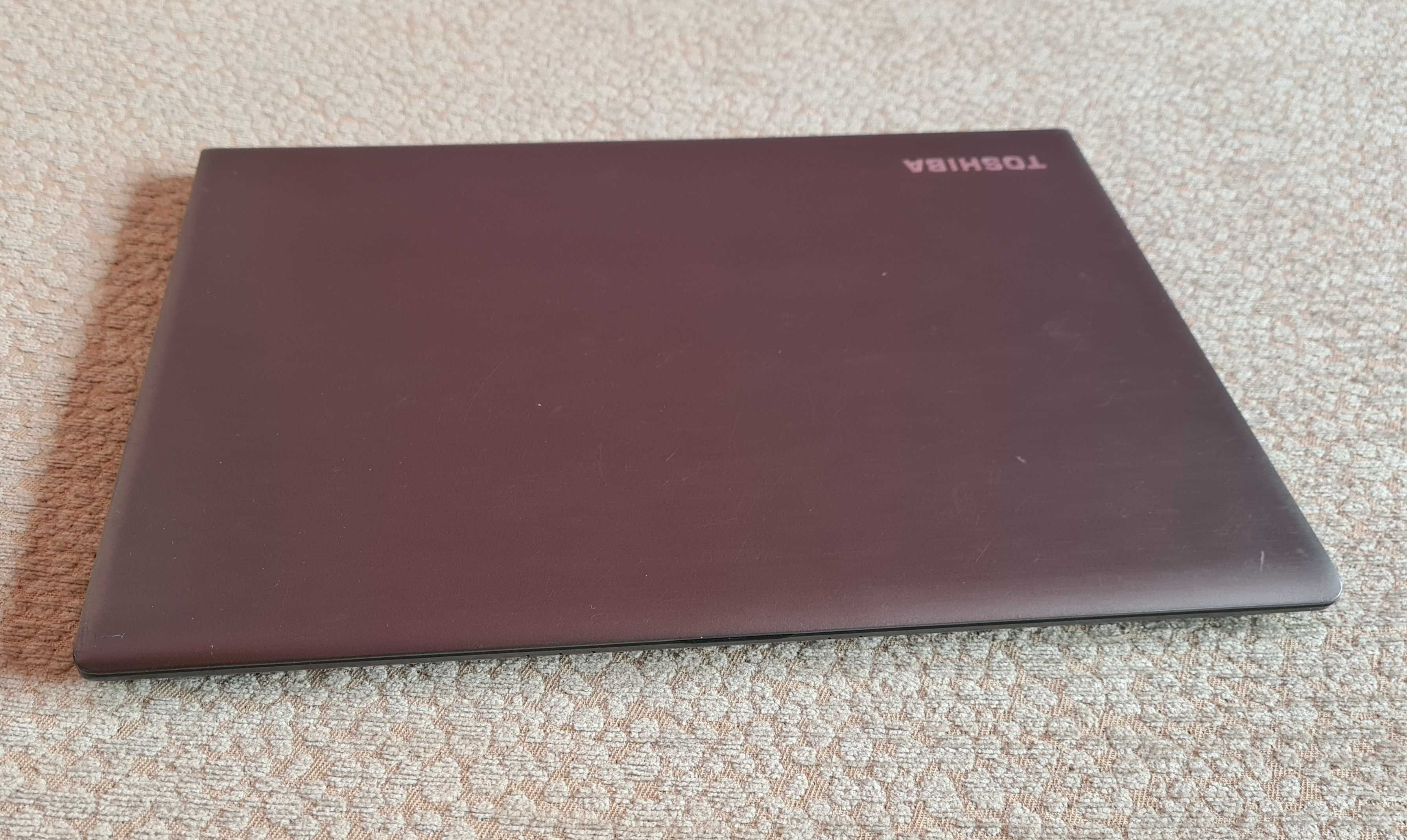 Laptop Slim Toshiba 13" Full HD, i7-4500u, 8 GB, SSD 256 GB Tst lumina