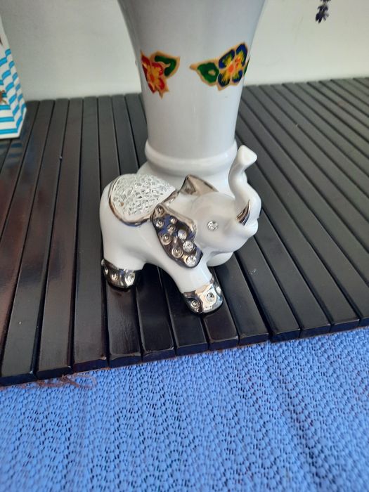 Superb elefant din portelan
