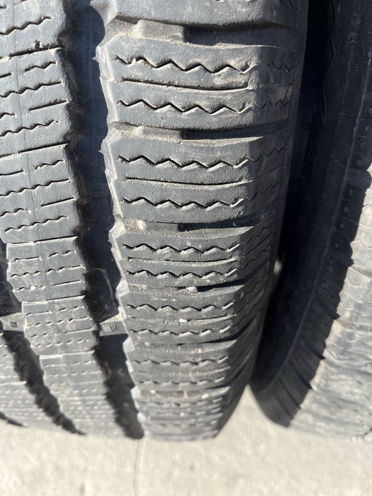 2 бр. зимни гуми за бус 235/65/16C GT Radial DOT 4116 6 mm