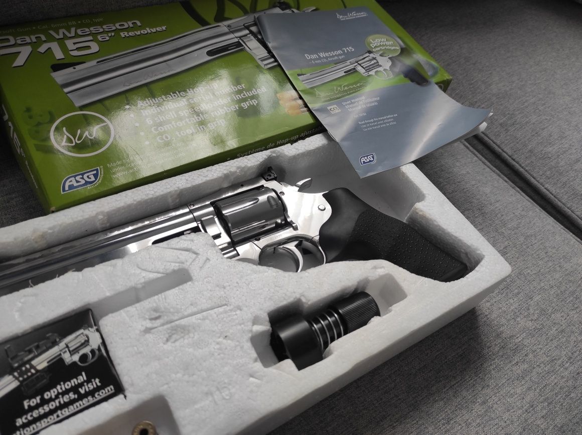 Replica airsoft revolver Dan Wesson 715 6 inch