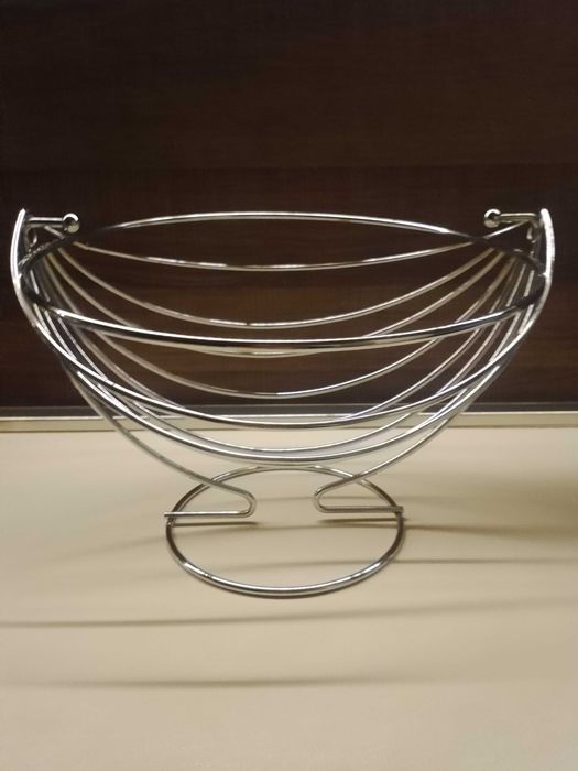 Елегантна метална фруктиера