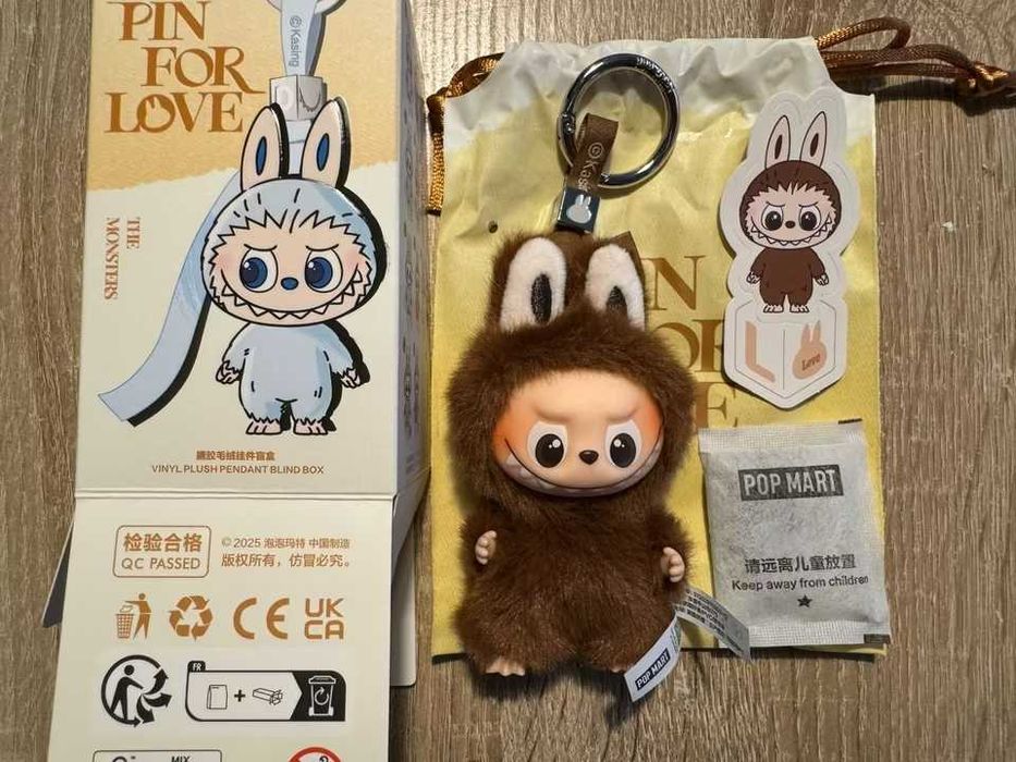 Оригинално labubu pin for love series 4 version 4 лабубу pop mart